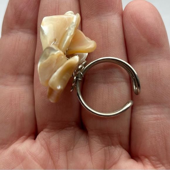 Shell ring expandable to fit most toes or fingers - Picture 6 of 8